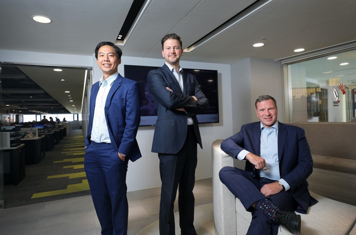 在台成立10年的永鑫能源,今年10月正式成為外商,為貝萊德另類資產旗下氣候基礎設施投資團隊持有投資項目。圖為新任經營團隊(左至右):永鑫能源執行長陳必揚、貝萊德另類資產旗下氣候基礎設施投資團隊亞太區聯席負責人Charlie Reid、永鑫能源董事長李豪。 (攝影者:楊文財)